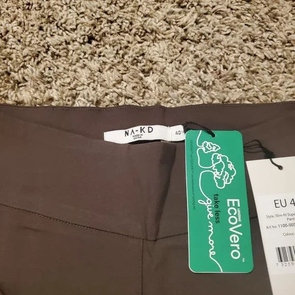 NA-KD brand. Slim-fit super stretch slit pants. - Picture 2 of 6